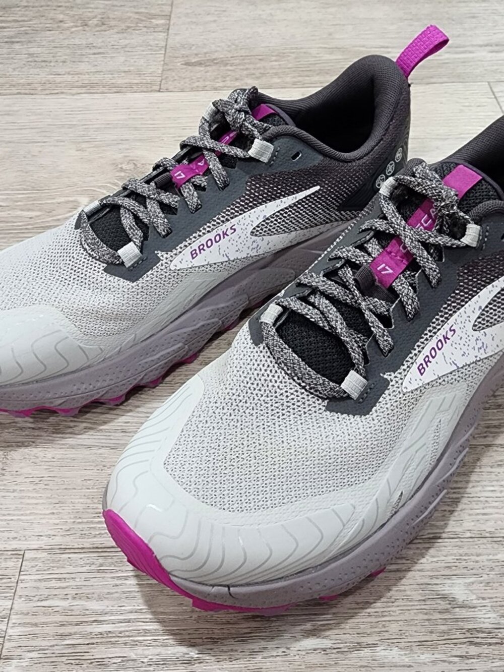 Brooks Cascadia 17 Trail Running Shoes Oyster/Blackened Women's 10B 1203921B028